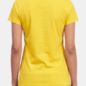 Vista trasera de modelo vistiendo camiseta amarilla básica de mujer