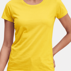 Modelo vistiendo camiseta amarilla básica de mujer de manga corta