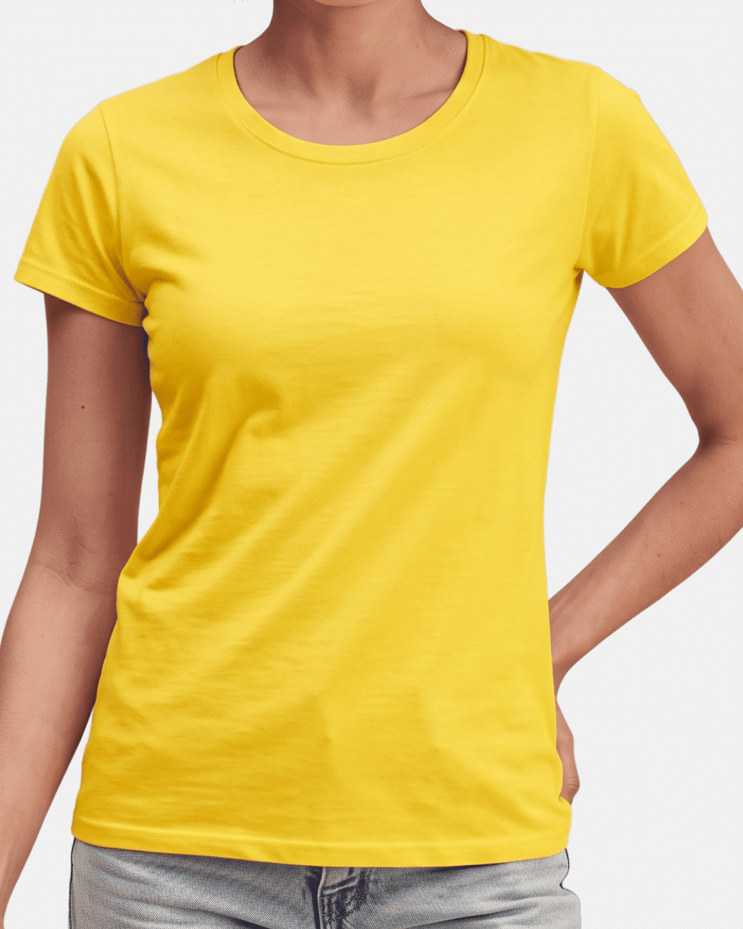 Modelo vistiendo camiseta amarilla básica de mujer de manga corta