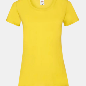 Camiseta amarilla básica de mujer Fruit of the Loom en fondo neutro