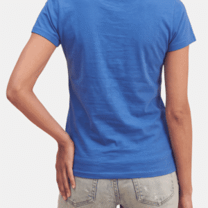 Vista trasera de modelo vistiendo camiseta azul básica de mujer