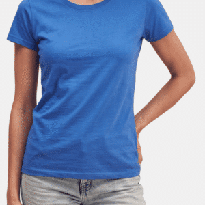 Modelo vistiendo camiseta azul básica de mujer de manga corta