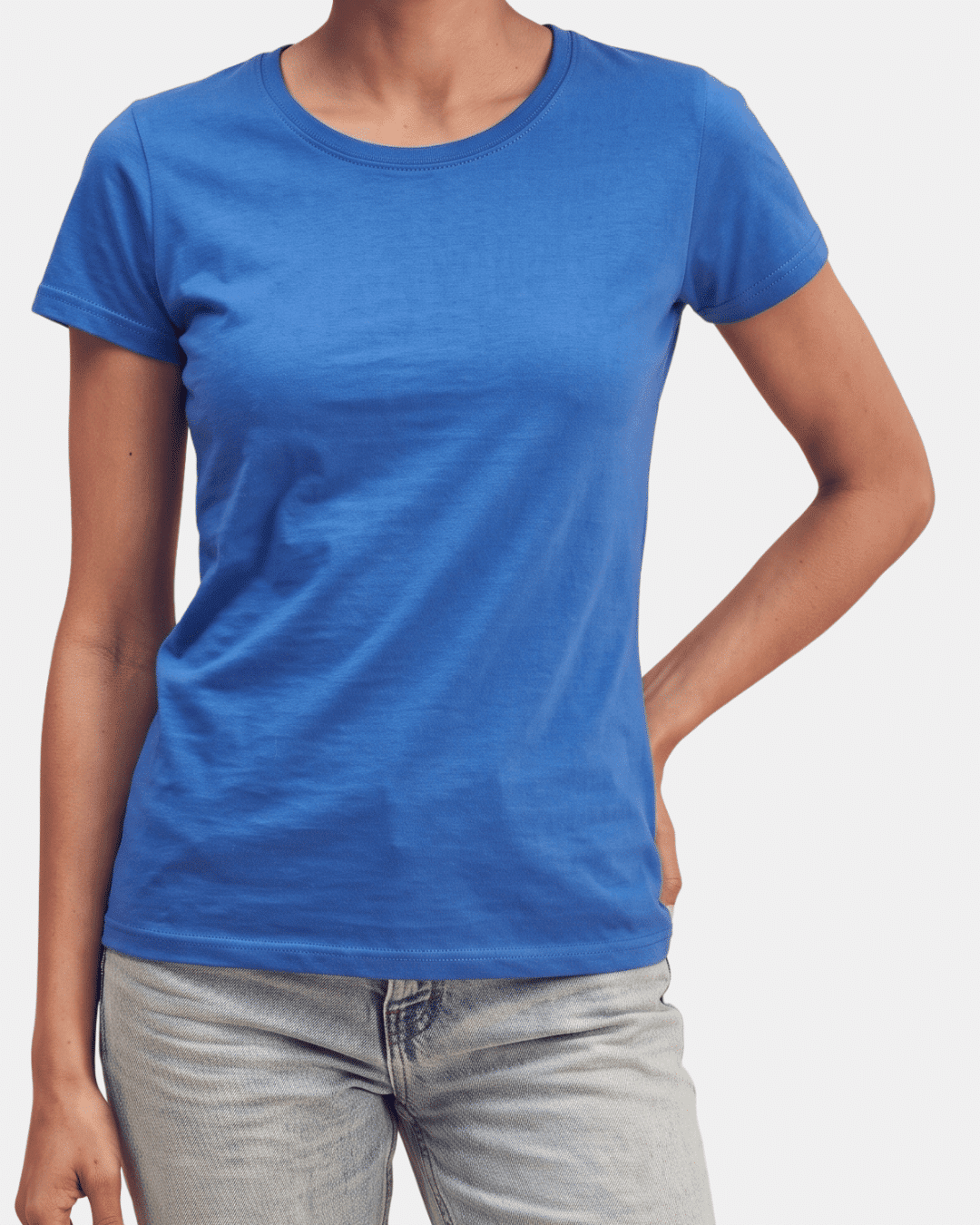 Modelo vistiendo camiseta azul básica de mujer de manga corta