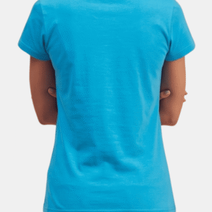 Vista trasera de modelo vistiendo camiseta azul celeste básica de mujer