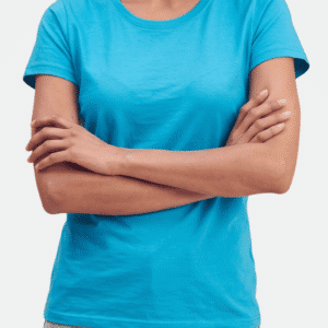 Modelo vistiendo camiseta azul celeste básica de mujer de manga corta