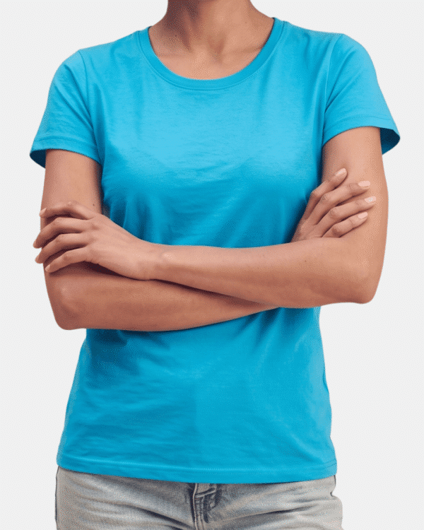 Modelo vistiendo camiseta azul celeste básica de mujer de manga corta