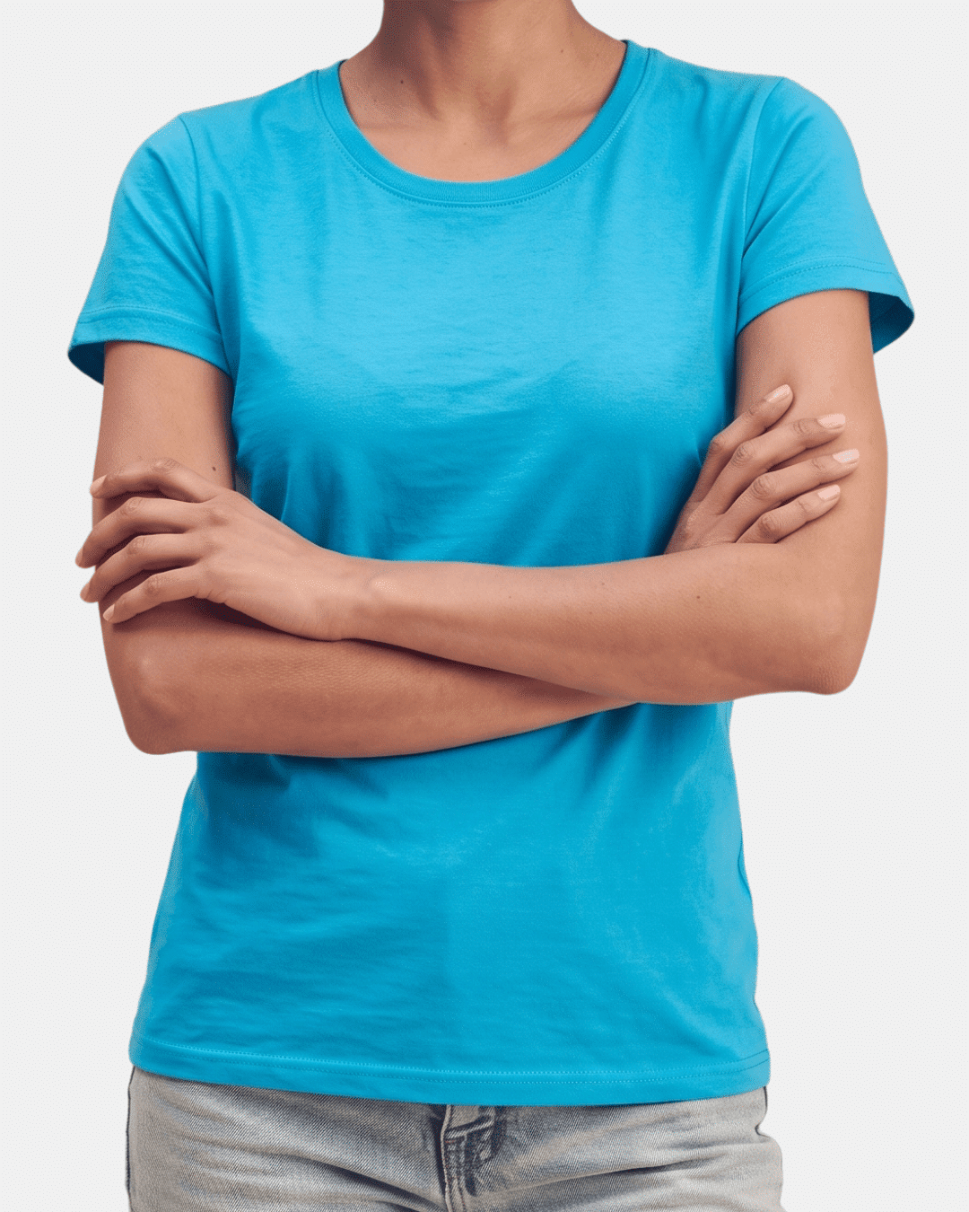 Modelo vistiendo camiseta azul celeste básica de mujer de manga corta