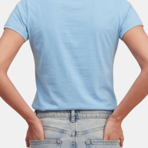 Vista trasera de modelo vistiendo camiseta azul cielo básica de mujer