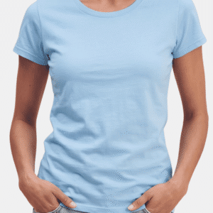 Modelo vistiendo camiseta azul cielo básica de mujer de manga corta