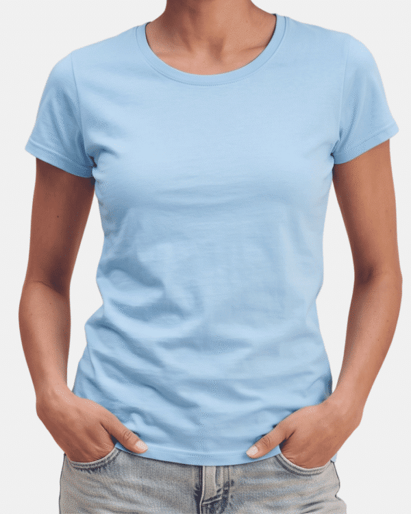 Modelo vistiendo camiseta azul cielo básica de mujer de manga corta