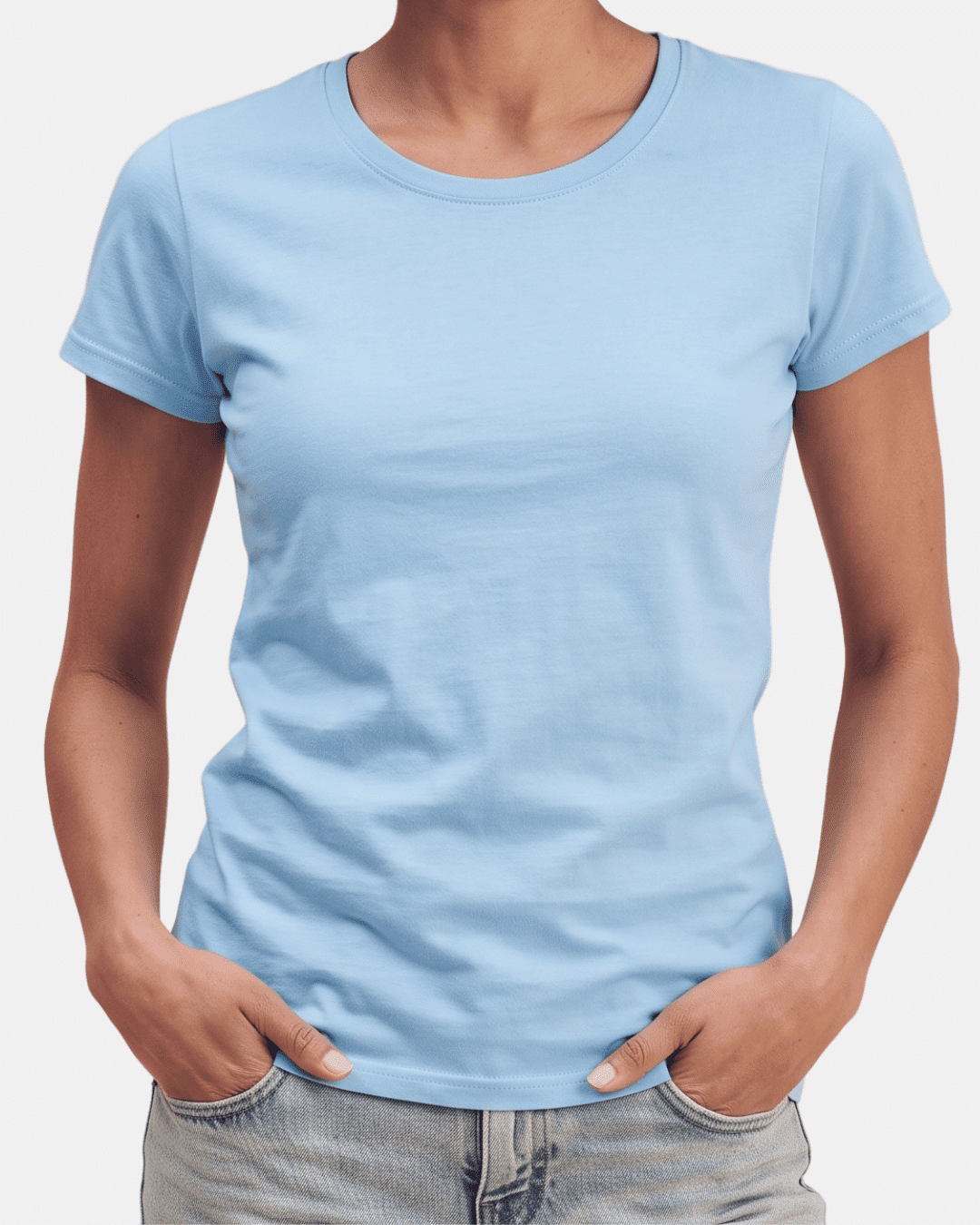 Modelo vistiendo camiseta azul cielo básica de mujer de manga corta