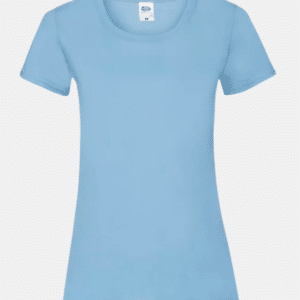 Camiseta azul cielo básica de mujer Fruit of the Loom en fondo neutro