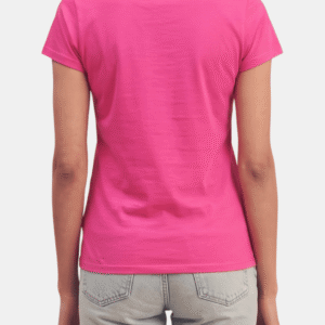 Vista trasera de modelo vistiendo camiseta fucsia básica de mujer