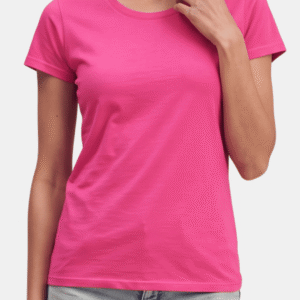 Modelo vistiendo camiseta fucsia básica de mujer de manga corta