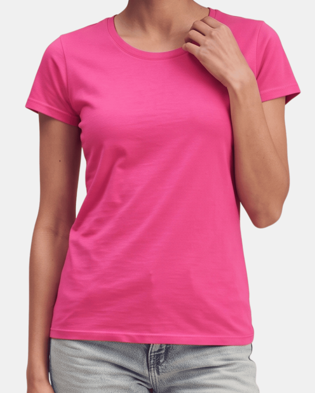 Modelo vistiendo camiseta fucsia básica de mujer de manga corta