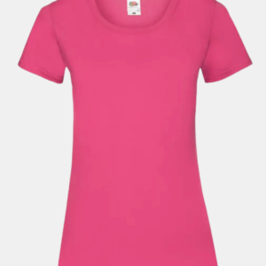 Camiseta fucsia básica de mujer Fruit of the Loom en fondo neutro