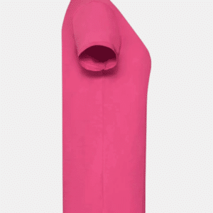Detalle de manga y perfil de camiseta fucsia básica de mujer