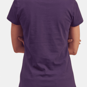 Vista trasera de modelo vistiendo camiseta morado púrpura básica de mujer