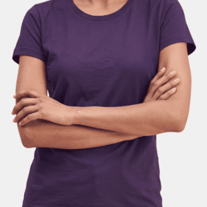 Modelo vistiendo camiseta morado púrpura básica de mujer de manga corta