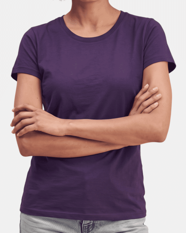 Modelo vistiendo camiseta morado púrpura básica de mujer de manga corta