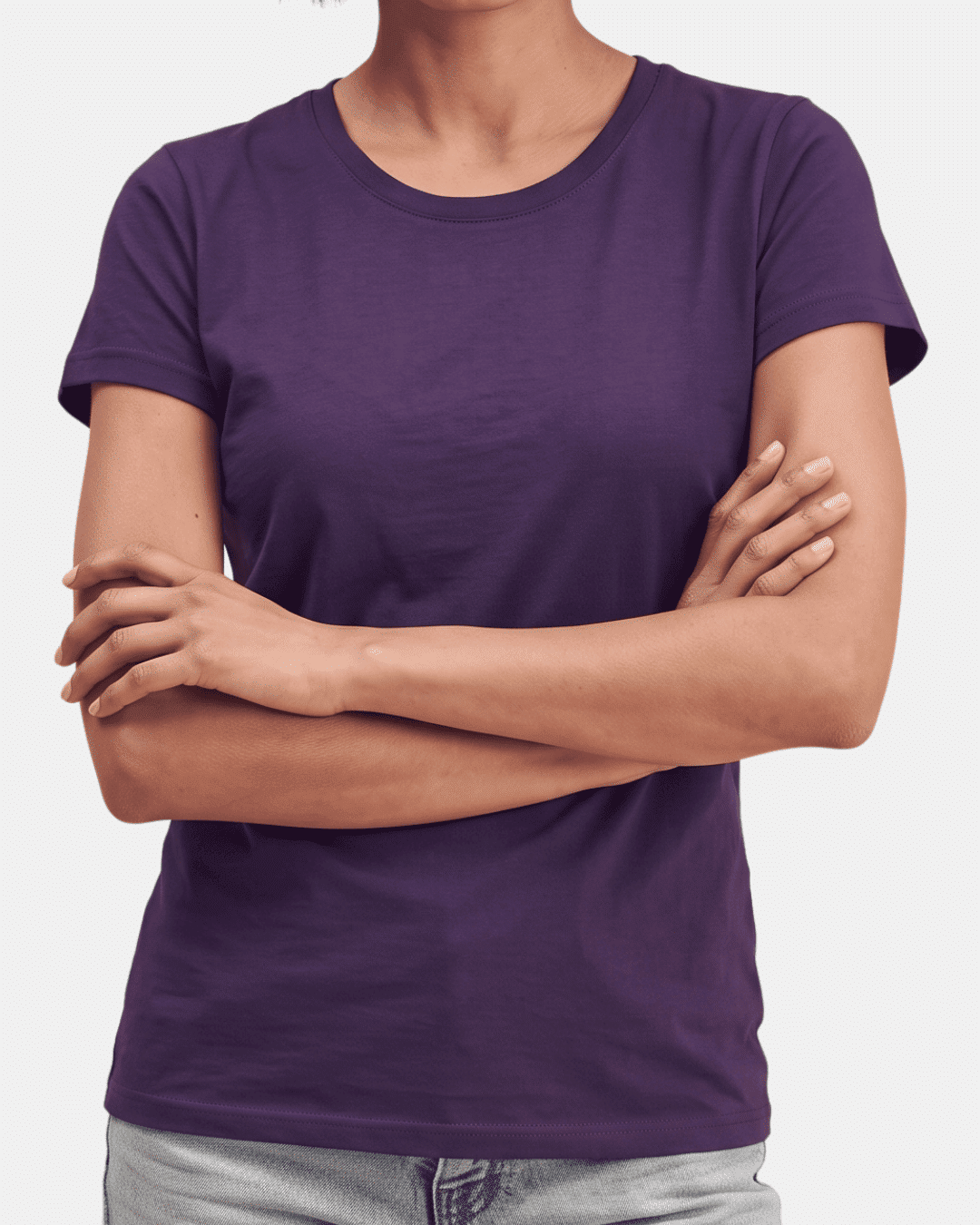 Modelo vistiendo camiseta morado púrpura básica de mujer de manga corta