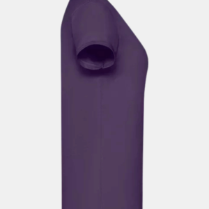Detalle de manga y perfil de camiseta morado púrpura básica de mujer