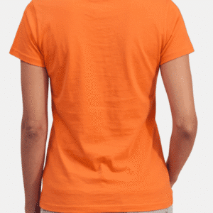 Vista trasera de modelo vistiendo camiseta naranja básica de mujer