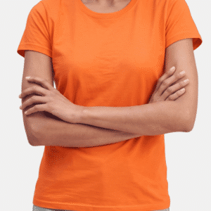 Modelo vistiendo camiseta naranja básica de mujer de manga corta