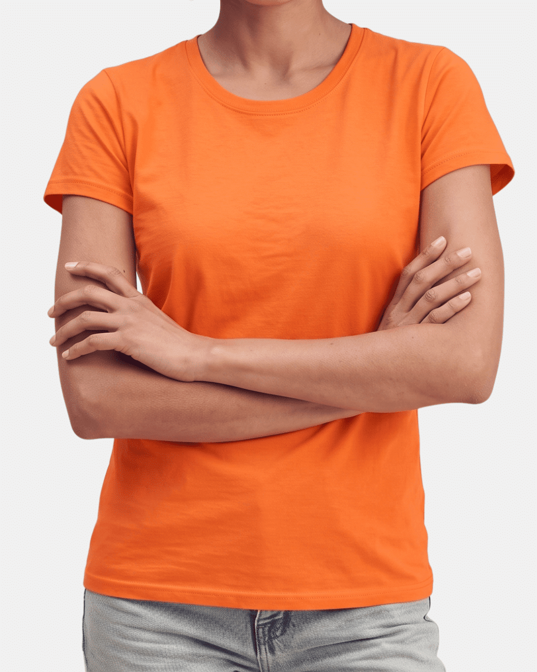 Modelo vistiendo camiseta naranja básica de mujer de manga corta