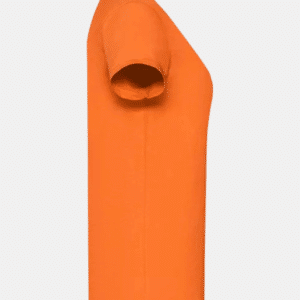 Detalle de manga y perfil de camiseta naranja básica de mujer