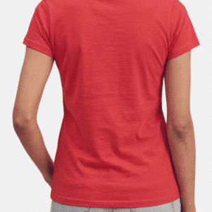 Vista trasera de modelo vistiendo camiseta roja básica de mujer