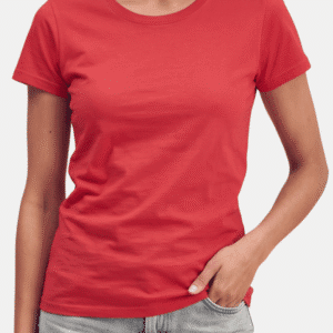 Modelo vistiendo camiseta roja básica de mujer de manga corta