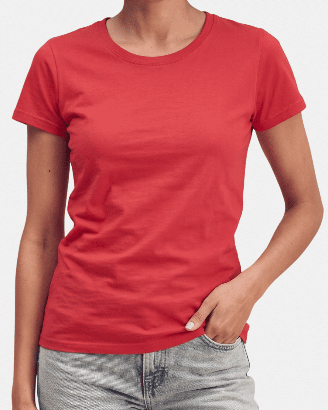 Modelo vistiendo camiseta roja básica de mujer de manga corta