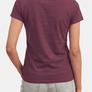 Vista trasera de modelo vistiendo camiseta rojo vino básica de mujer