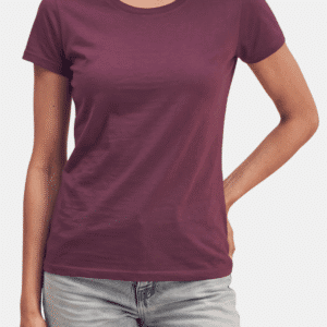 Modelo vistiendo camiseta rojo vino básica de mujer de manga corta
