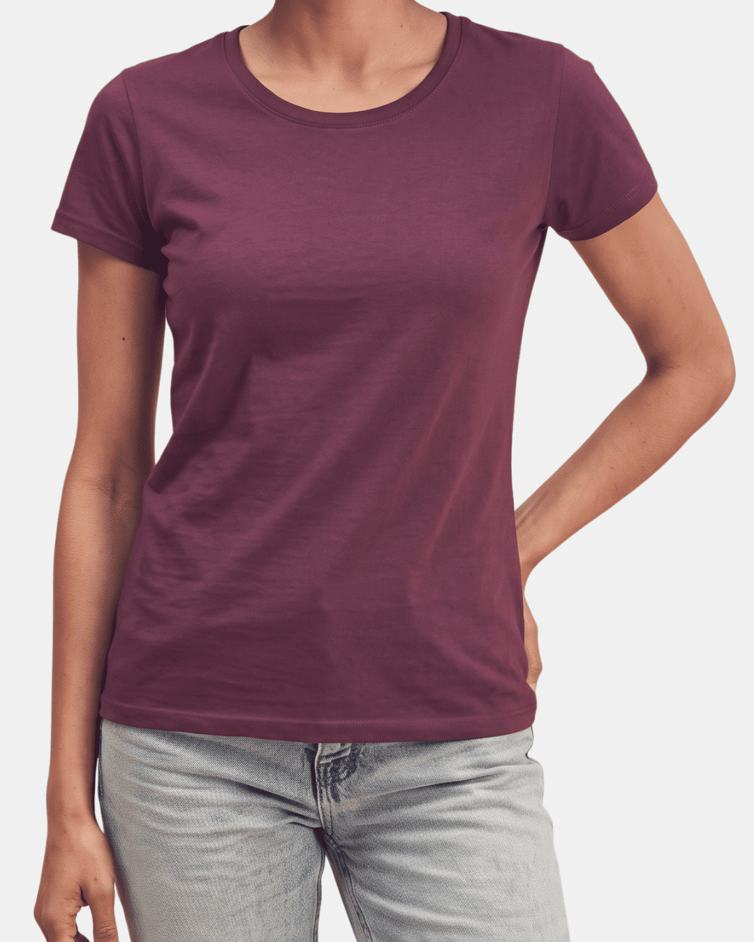 Modelo vistiendo camiseta rojo vino básica de mujer de manga corta
