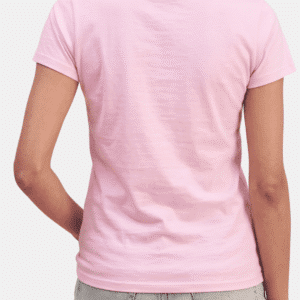 Vista trasera de modelo vistiendo camiseta rosa básica de mujer
