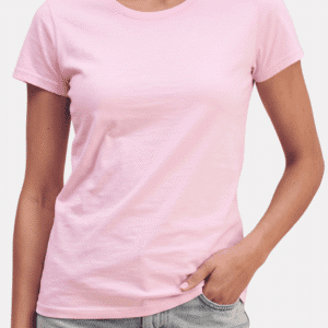 Modelo vistiendo camiseta rosa básica de mujer de manga corta