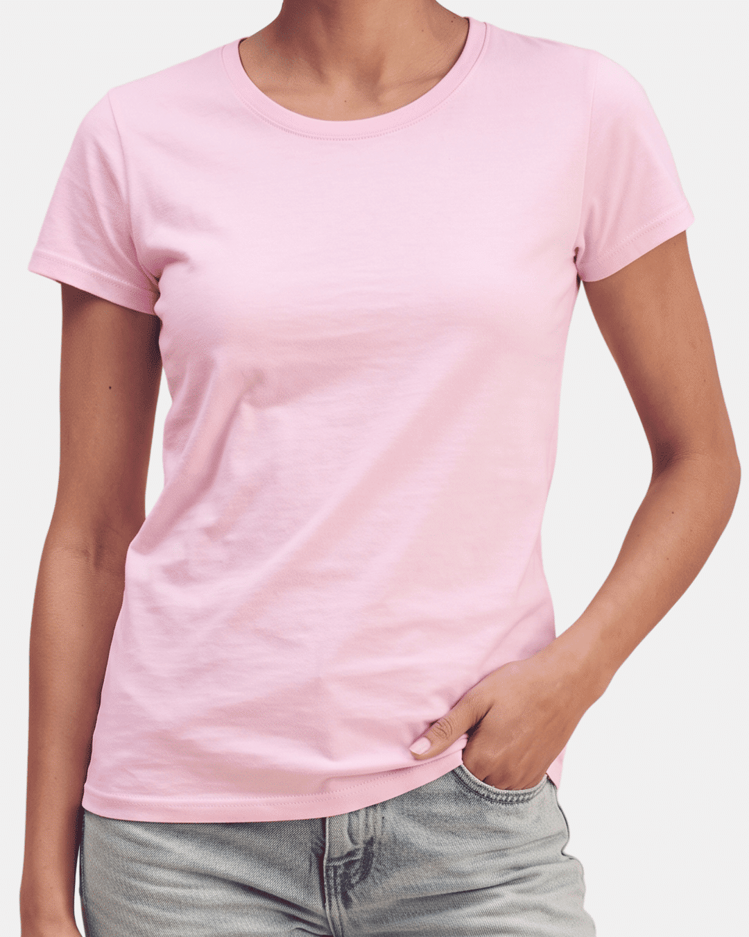 Modelo vistiendo camiseta rosa básica de mujer de manga corta