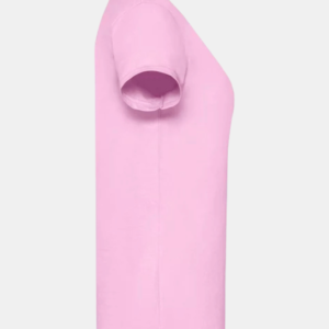 Detalle de manga y perfil de camiseta rosa básica de mujer