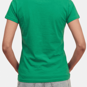 Vista trasera de modelo vistiendo camiseta verde básica de mujer