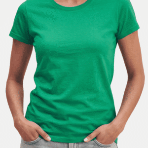 Modelo vistiendo camiseta verde básica de mujer de manga corta