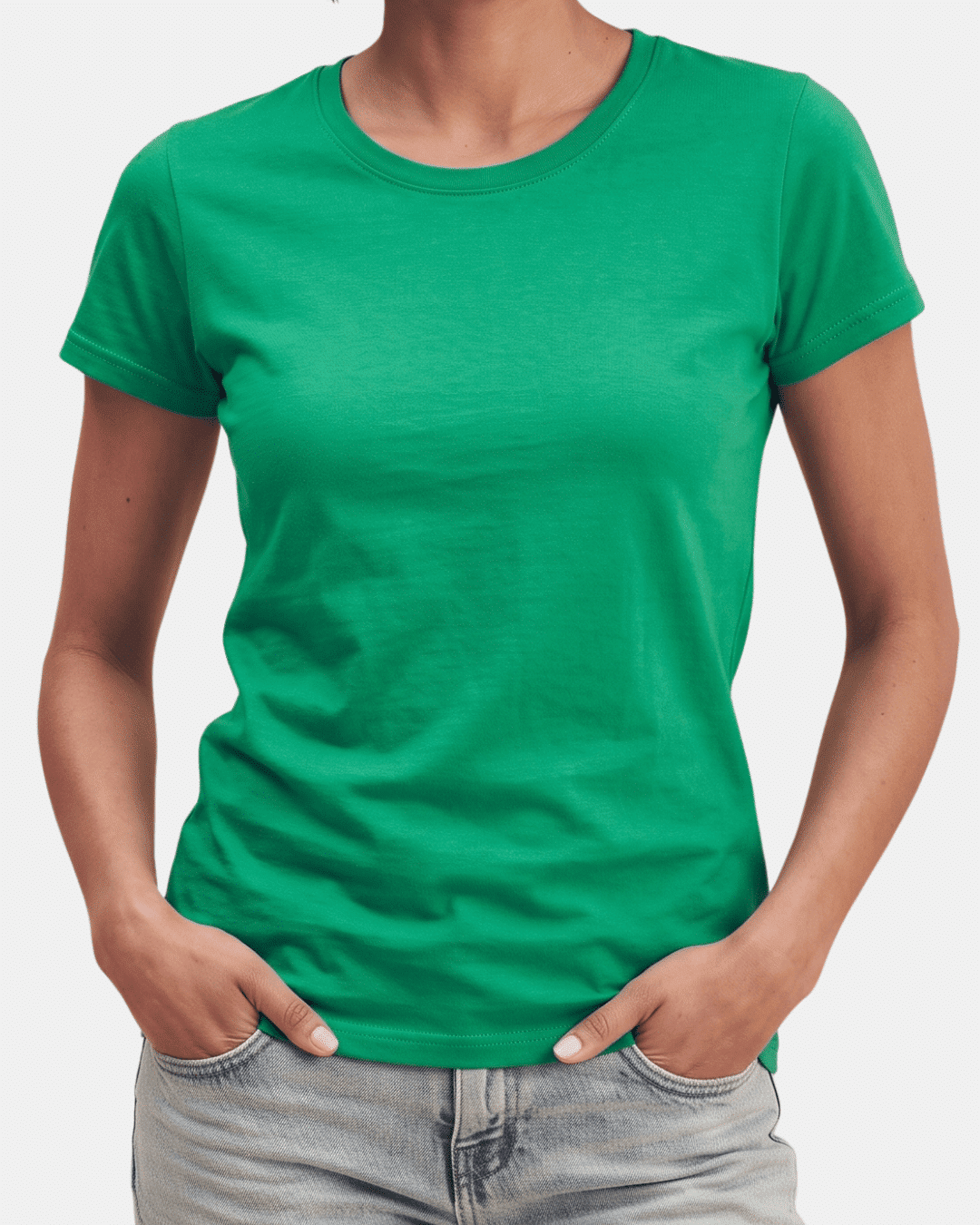 Modelo vistiendo camiseta verde básica de mujer de manga corta