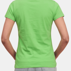 Vista trasera de modelo vistiendo camiseta verde lima básica de mujer