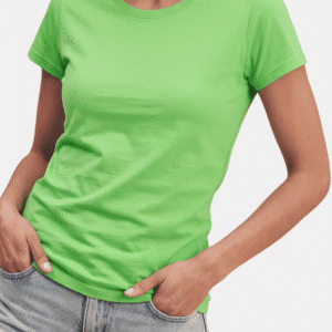 Modelo vistiendo camiseta verde lima básica de mujer de manga corta