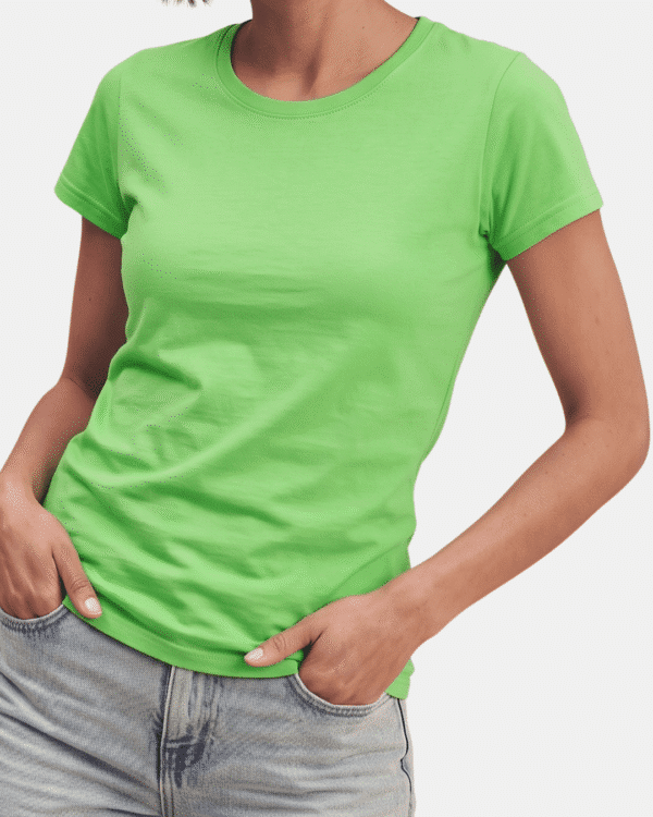 Modelo vistiendo camiseta verde lima básica de mujer de manga corta