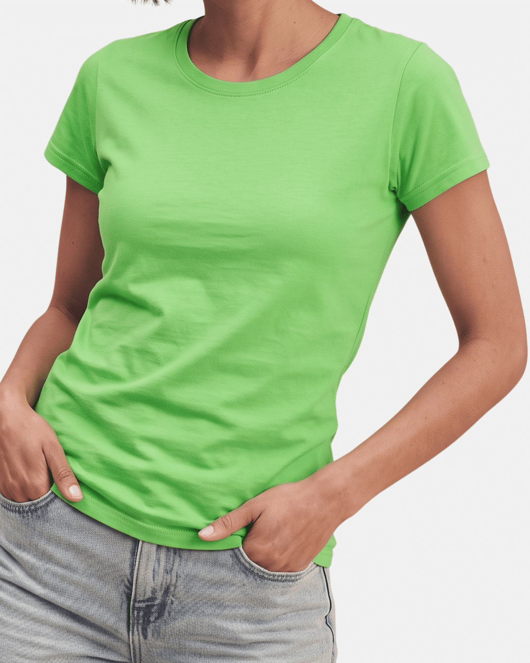 Modelo vistiendo camiseta verde lima básica de mujer de manga corta
