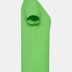 Detalle de manga y perfil de camiseta verde lima básica de mujer